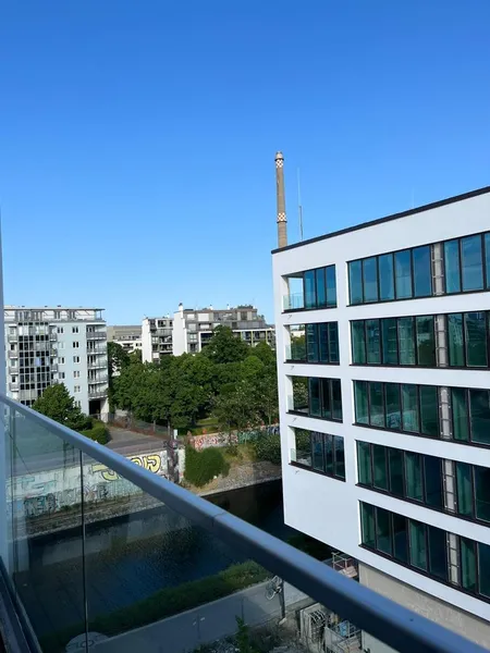 Wohnen in der obersten Etage der Europacity – helle 3-Zimmer-Wohnung mit 2 Balkonen & Wasserblick — photo 1